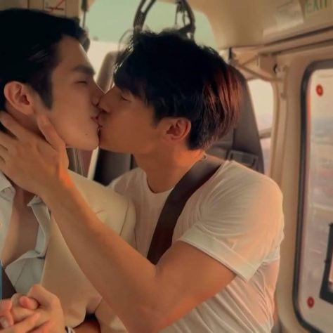 Kiss Pictures, Couple Poses Reference, Men Kissing, Couples Icons, Gmmtv Actors, Funny Dude, Thai Drama, Kpop Funny, Really Funny Memes