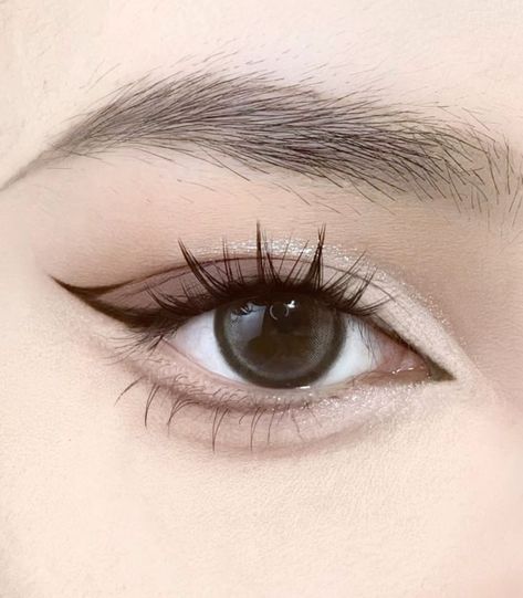 "Oh Christmas brow, oh Christmas brow, how lovely are your arches... Makeup Rosa, Eyebrow Trends, Girly Makeup, Soft Makeup Looks, Subtle Makeup, Doll Eye Makeup, Makeup 101, Korean Eye Makeup, Ethereal Makeup