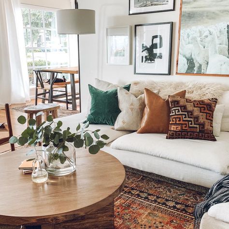 neutral mid century modern living room with beige sofa and a gallery wall #livingroomdecor #livingroom #homedecor #neutraldecor #midcenturymodern #gallerywall Bohemian Bungalow, Beige Couch, Apartment Decoration, The Design Files, Humble Abode, Boho Living Room, Living Room Inspo, Cozy Living Rooms, Cheap Home Decor