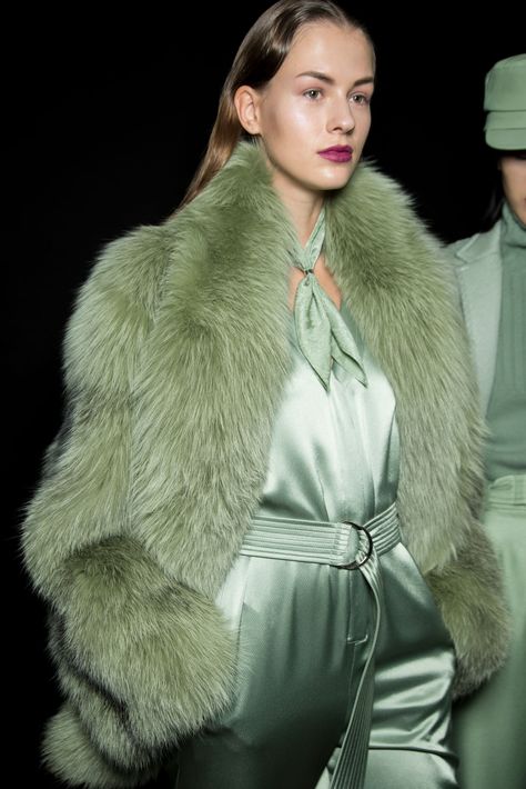 Green High Fashion, Green Satin Dress Fur Coat, Luxury Green Designer Outerwear, Sage Green Runway, Evening Fits, Green Runway, Dark Green Runway Fashion, Mint Fashion, Fashion Show Backstage