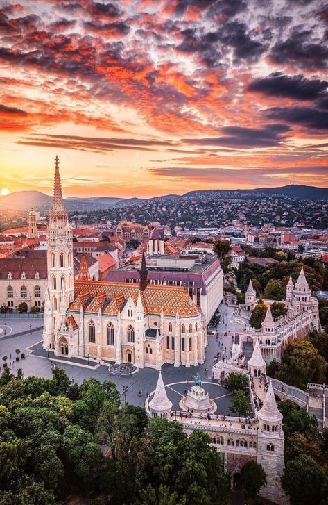 Beaux Arts Architecture, Fisherman's Bastion, Hungary Travel, Budapest Travel, Honeymoon Ideas, Innsbruck, Famous Landmarks, Budapest Hungary, Salzburg