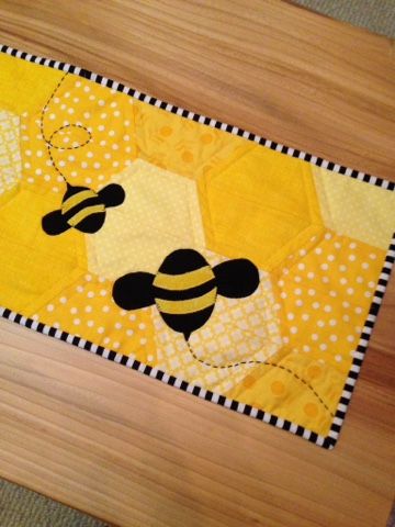 Bumble Bee Quilt Pattern, Bee Table Runner, Bee Quilts, Bee Quilt, Row By Row Experience, Honey Bee Decor, Row Quilt, Hexie Quilt, Mug Rug Patterns