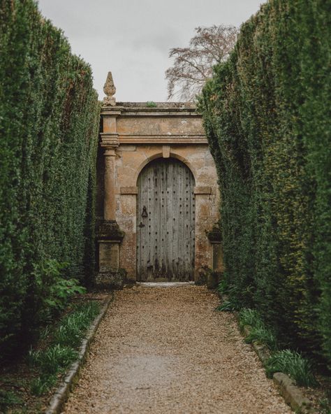 A fairytale castle in the English countryside 🏰 which photo is your favourite 1-6? Welcome to the gorgeous Sudeley Castle, nestled in the Cotswolds and boasting over 1000 years of history - including being the only private castle in England to have a queen buried within the grounds (Queen Katherine Parr, the last and surviving wife of King Henry VIII, who lived in the castle) 📍 You can get to Sudeley Castle by bus or car, so it's super accessible and a must-add stop to any Cotswolds itine... Katherine Parr, Castle Grounds, Fantasy Ideas, Castles In England, Castle Aesthetic, King Henry Viii, By Bus, 1000 Years, King Henry