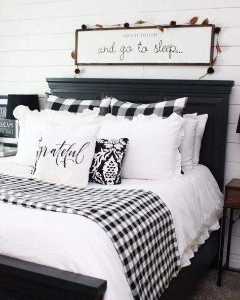 Rustic Apartment Decor, Farmhouse Bedroom Decor Ideas, Rustic Apartment, Farmhouse Bedroom Decor, Spare Bedroom, Country House Decor, Cool Ideas, Simple Bedroom, Farmhouse Bedroom