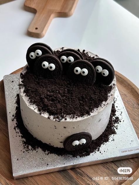 Oreo Cake Designs, Chocolate Oreo Cake, Halloween Cake Decorating, Chocolate Cake Designs, Mini Cakes Birthday, Chocolate Cake Decoration, Creative Cake Decorating, Creative Birthday Cakes, Cake Decorating Designs