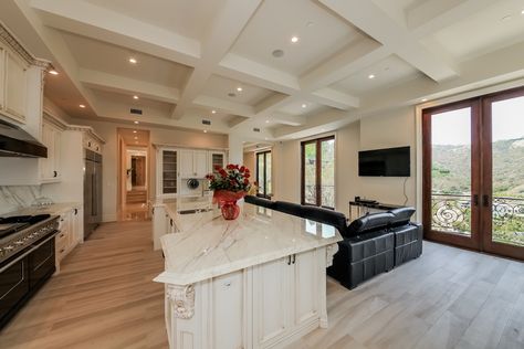 Ariana Grande House, House Beverly Hills, Kitchen Family Room, Beverly Hills Houses, Kitchen Family Rooms, Los Angeles Homes, House Rooms, Beverly Hills, Ariana Grande