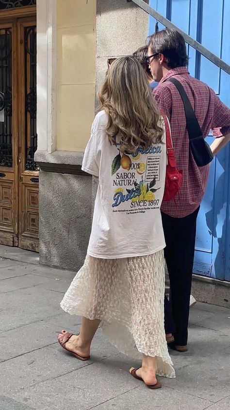 Instagram Lace Skirt Street Style, Summer Street Style 2024, Lace Midi Skirt Outfit, Lace Skirt Outfit, Geek Chic Outfits, Graphic Tshirt Outfit, Skirt Outfit Casual, Big Girl Clothes, Midi Skirt Outfit