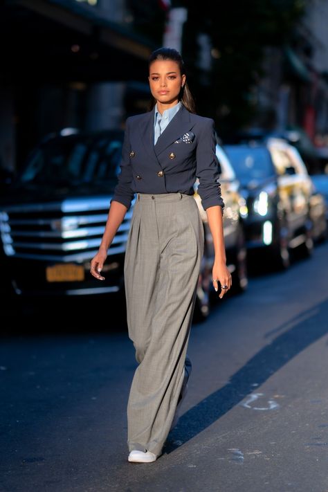 Blk Women, Style Casual Chic, Woman Suit Fashion, Classic Pants, Classy Work Outfits, Stylish Work Outfits, Corporate Office, Outfit Look, Hairstyles For Short Hair