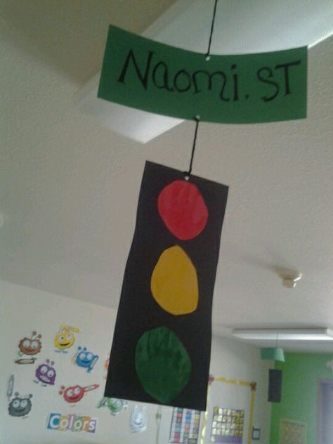 Stop light and street sign using the kids names.  Used hands for the lights ;) fun project Safety Signs Preschool Activities, Street Sign Activities For Preschool, Street Signs Preschool Art, Stop Sign Art Preschool, Street Sign Crafts For Preschool, Sign Activities For Preschool, Street Safety Preschool, Signs Activities For Preschool, Signs Study Preschool