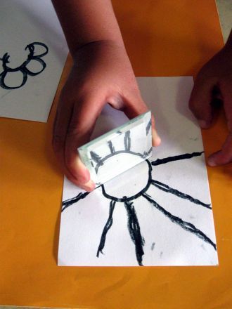 This quick and simple preschool mirror activity will introduce your child to the science of reflection and light with a flashlight experiment and picture game. Pattern Provocation, Mirror Activity, Prek Science, Picture Game, Decoration Mirror, Light Science, Reflection Activities, Preschool Science Activities, Light Activities