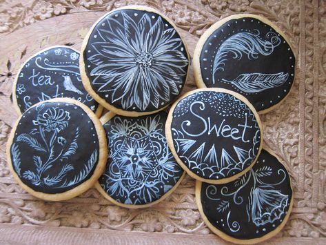 How to Make Chalkboard Cookies Chalkboard Cookies, Sugar Cookie Icing Recipe, Make A Chalkboard, Cookie Icing Recipe, Diy Edible, Canned Frosting, Sugar Cookie Icing, Vanilla Icing, Bear Cookies