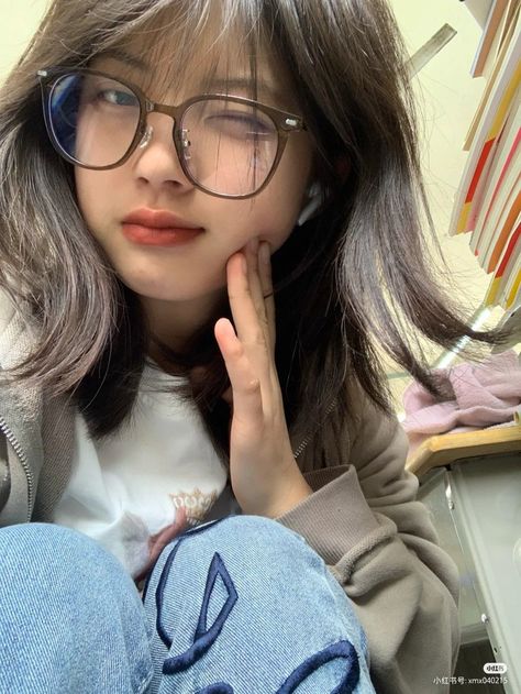 Round Face Glasses, Glasses Pose, Korean Short Haircut, Short Fluffy Hair, Blonde Hair Korean, Nails Selfie, Glasses For Round Faces, Hair Round Face, Asian Short Hair