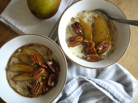 Chai spiced porridge with mapled pears & pecans & cream Pear Porridge, Spiced Porridge, Classic Scones Recipe, Brunch Bread, Wakey Wakey, Porridge Recipes, Spiced Pear, Crunchy Pecans, Healthy Breakfasts