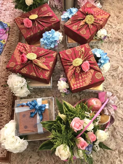 Hidden Hantaran Kain Batik, Hantaran Klasik, Dala Decoration, Hidden Hantaran Ideas, Dulang Hantaran Ideas, Hidden Hantaran, Wedding Hantaran, Box Hantaran, Hantaran Ideas