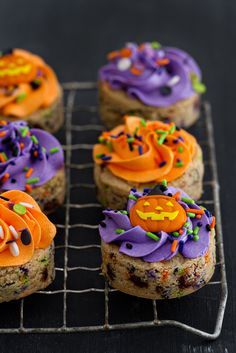 Halloween Chocolate Chip Cookies are pretty and delicious to eat. A great addition to your party table. from @bakingaddiction Halloween Chocolate Chip Cookies, Easy Halloween Cookies, Postres Halloween, Halloween Food Dinner, Halloween Cookie Recipes, Halloween Punch, Dessert Original, Halloween Cookies Decorated, Halloween Food Treats