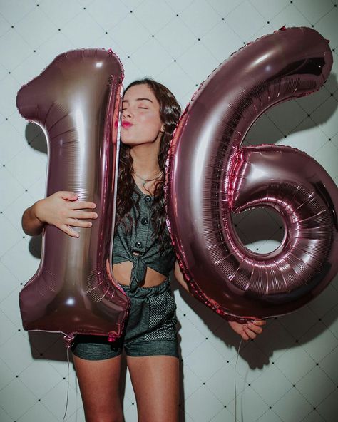 Bday Poses With Balloons, Birthday With Balloons Photo Ideas, Birthday Poses With Number Balloons, Birthday Ballon Photos, Birthday Photoshoot With Balloons, Number Balloons Photoshoot, Bday Poses, Birthday Balloons Pictures, 21st Birthday Photoshoot