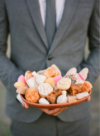 Wedding Food Mexican, Dessert Nails, Mexican Ideas, Mexican Pan Dulce, Wedding Mexican, Mexican Inspired Wedding, Desserts Table, Mexican Sweet Breads, Mexican Themed Weddings