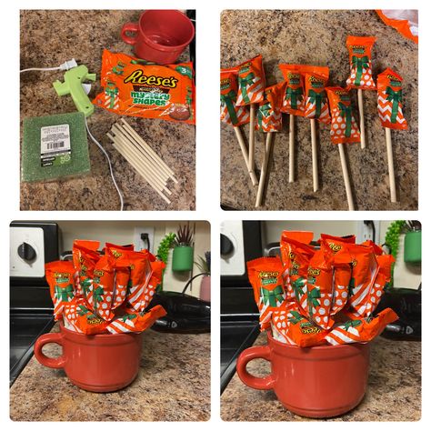 Reeses Candy Bouquet, Reeses Christmas Gift Ideas, Reeses Gift Ideas Diy, Candy Diy Gifts, Reeses Gift, Bouquet Diy Gift, 12 Days Of Xmas, Candy Bouquet Diy, Boyfriend Gift Basket