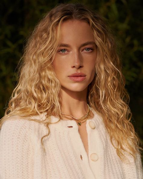 Picture of Hannah Ferguson Necklaces Styling, Layer Ideas, Everyday Gold Necklace, Gold Statement Jewelry, Gold Chain Necklaces, Hannah Ferguson, Gorjana Jewelry, Layering Jewelry, Heavy Sweaters