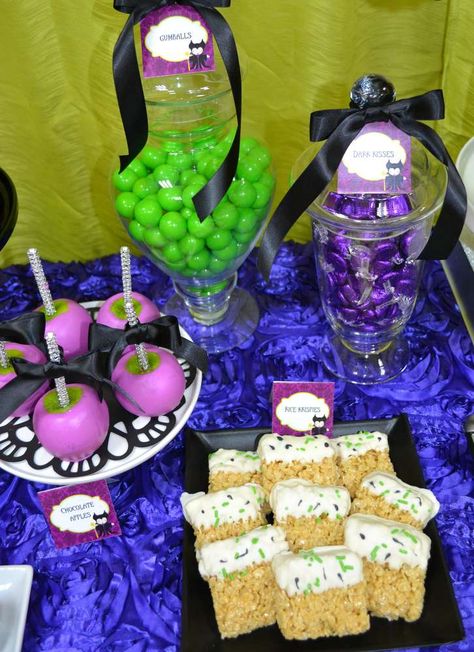 Desserts at a Maleficent birthday party! See more party ideas at CatchMyParty.com! Disney Villain Food Ideas, Descendants Party Ideas, Maleficent Birthday Party, Descendants Party Ideas Birthdays, Maleficent Party, Disney Villain Party, Disney Descendants Party, Villains Party, Kylie Birthday