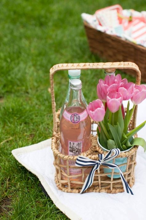 DIY Picnic Ideas - Picnic In The Park - Cool Recipes and Tips for Picnics and Meals Outdoors - Recipes, Easy Sandwich Wraps, Blankets, Baskets and Carriers to Make for Fun Family Outings and Romantic Date Ideas - Mason Jar Drinks, Snack Holders, Utensil Caddy and Picnic Hacks Picnic Inspiration, Romantic Picnics, Perfect Picnic, Picnic Time, Picnic Food, Idul Fitri, Picnic Party, Mors Dag, Pink Tulips