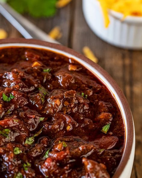 Chili Con Carne Recipe, Meat Chili, Chile Recipes, Chilli Recipes, Spicy Korean, Beef Chuck Roast, Fire Roasted Tomatoes, Tender Beef, Potluck Recipes