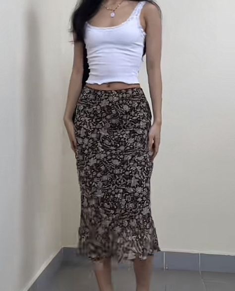 90s Style Skirt, 2000s Skirt Fashion, Mid Knee Skirt Outfits, Low Waisted Skirt Outfits Y2k, Long Skirt Y2k Outfits, 2000s Skirts Long, Rose Skirt Outfit, 2000s Skirt, Estilo Indie