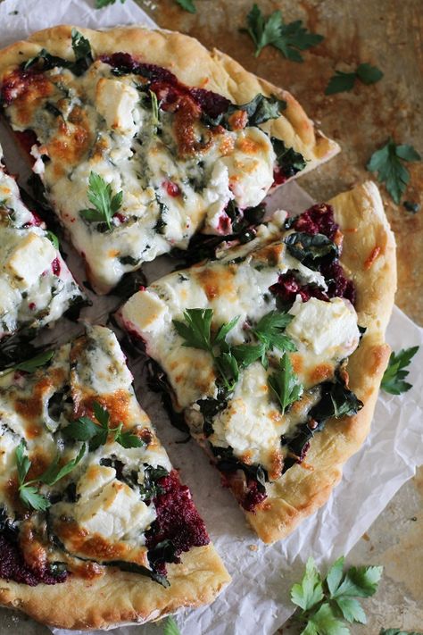 Beet Pesto Pizza with Kale and Goat Cheese (dough recipe too) Pizza Melts, Kale And Goat Cheese, Beet Pesto, Cheesy Pizza, Pesto Pizza, Beet Recipes, Healthy Pizza, Think Food, Idee Pasto Sano