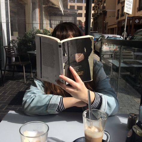 Fotografi Urban, An Open Book, Bookstagram Inspiration, Fotografi Editorial, Zooey Deschanel, Foto Vintage, Reading A Book, Coffee And Books, Open Book