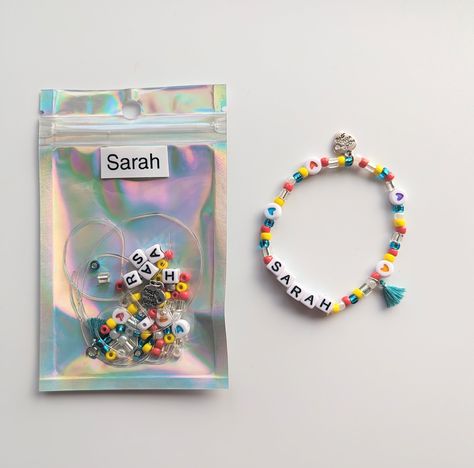 Bracelet Packaging Ideas Diy, Party Bag Ideas For Kids, Craft Kit Ideas, Birthday Party Gift Bag Ideas, Childrens Party Bags, Personalised Bracelet, Kids Jewellery, Bracelet Making Kit, Holographic Bag