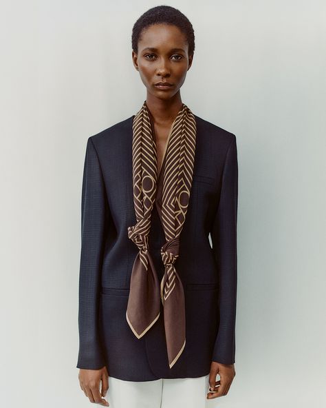 Tie it like Totême: the shawl lapel scarf Silk Scarf Outfit, Shawl Outfit, Internship Fashion, Scarf Trends, Silk Scarf Style, Parisienne Chic, Ways To Wear A Scarf, How To Wear A Scarf, Scarf Outfit