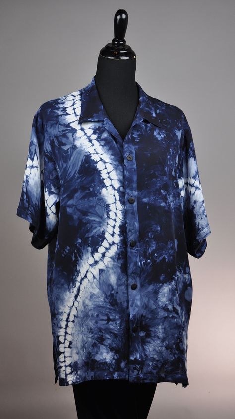 Adire Shirts For Men, Shibori Shirt, Shibori Clothing, Ty Dye, Tie Dye Patterns Diy, Shibori Designs, Wearable Art Fashion, Old School Fashion, Shibori Pattern