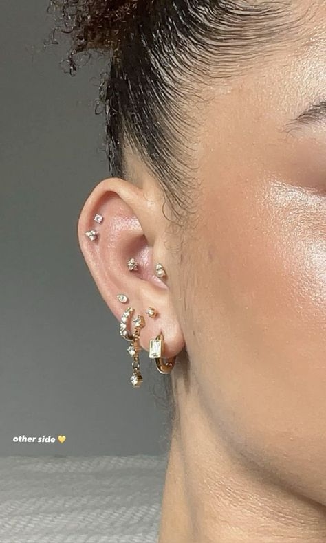 Piercing Above First Hole, 4 Piercings In Ear Ideas, Tragus Piercing Jewelry Gold, Pearcing In Ears, Gold Tragus Piercing, 3 Hole Ear Piercing, Ear With Earrings, Era Piercing, Daith And Tragus Piercing