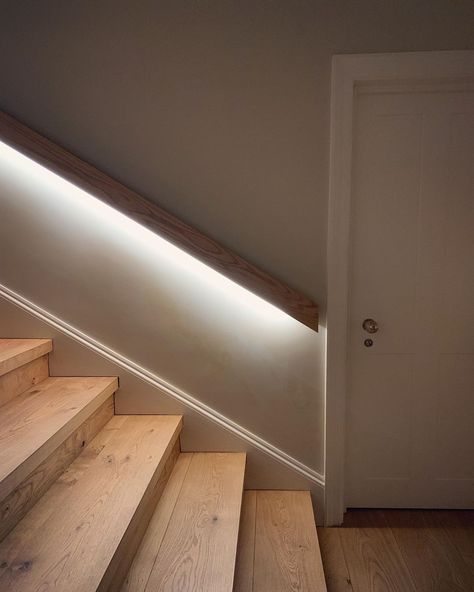 Oak Handrails For Stairs, Led Handrail, Stairs Handle, Handrail Lighting, Oak Handrail, Carpet Staircase, Staircase Designs, Stairs Design Interior, Oak Stairs