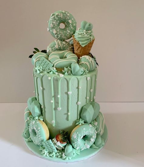 Mint Green Birthday Theme, Mint Green Cake Design, Mint Green Birthday Cake, Mint Green Cake, Mint Green Birthday, Mint Green Cakes, 40 Cake, Green Birthday Cakes, Bd Cake