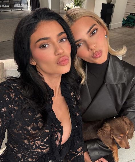 Kylie Jenner con su hermana Kendall ✨✨✨ Style Kendall Jenner, Kily Jenner, Kendall Jenner Face, Jenner House, Looks Kylie Jenner, Kylie Jenner Lipstick, Kylie J, Kylie Jenner Makeup, Jenner Sisters