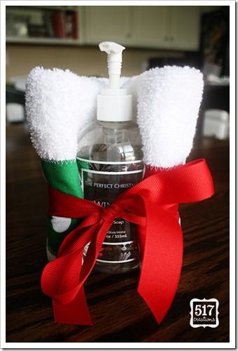 Gift Idea: Piece together a Christmas towel and wrap around soap Homeroom Mom, Neighborhood Gifts, Christmas Hostess, Christmas Neighbor, Neighbor Christmas Gifts, Satin Hands, Towel Wrap, Diy Gift Ideas, Christmas Towels