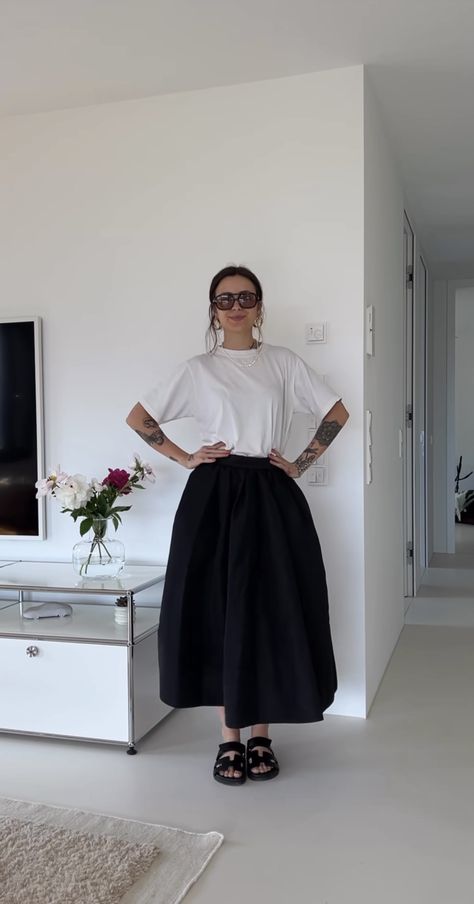 Black Poplin Skirt Outfit, Poplin Skirt Outfit, Midi Skirt Outfits Summer, Skirt Outfits Summer, Poplin Skirt, Balloon Skirt, Midi Skirt Outfit, City Outfits, Summer Outfit Inspiration