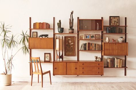 Mid Century Wall Unit, Ruangan Studio, Mid Century Modern Bookcase, Modern Wall Units, Wall Shelving Units, Mid Century Modern Bedroom, Teak Wall, Modern Bookcase, Design Salon