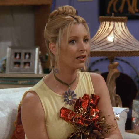 Tv Show Hairstyles, Show Hairstyles, Phoebe Friends, Lisa Kudrow Friends, Phoebe Buffay Outfits, Regina Phalange, Rachel Green Hair, Celeb Outfits, Rachel Green Outfits