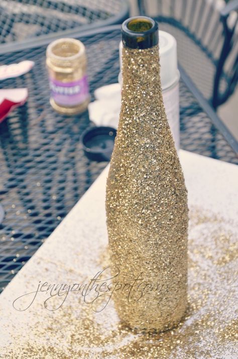 Glittered Wine Bottle via @jennyonthespot Easy Wedding Diy, Glitter Wine Bottles, Wine Bottle Project, Leftover Wine, Glitter Backpack, Old Wine Bottles, Empty Wine Bottles, Simple Centerpieces, Glitter Wine