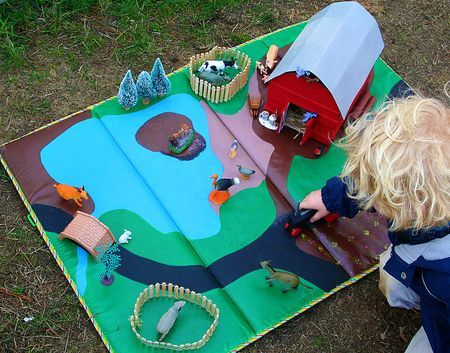 Wish I had this when my kids were a little younger. Farm Barn Ideas, Barn Crafts, Farm Play, Felt Play Mat, Barn Wood Crafts, Diy Bebe, Homemade Toys, Felt Quiet Books, Play Mats