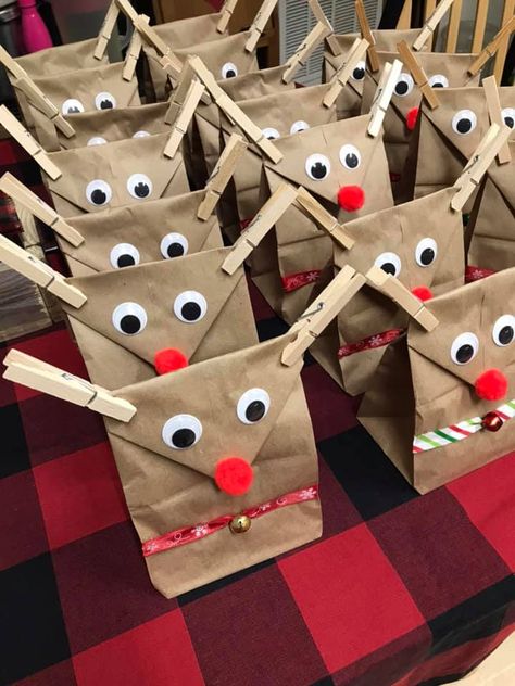 Party Snacks Cheap, Reindeer Gift Bags, Christmas Snacks Gifts, Easy Party Snacks, Christmas Party Snacks, Christmas Classroom Treats, Christmas Goodie Bags, School Christmas Party, Diy Christmas Party