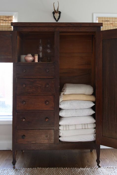 A Professional Organizer's Secrets For Keeping a Neat Linen Closet - great idea forspareroom Older Homes, Smart Tiles, Small Closets, Linen Cabinet, Wardrobe Closet, Style At Home, Linen Closet, Room Organization, Get Organized