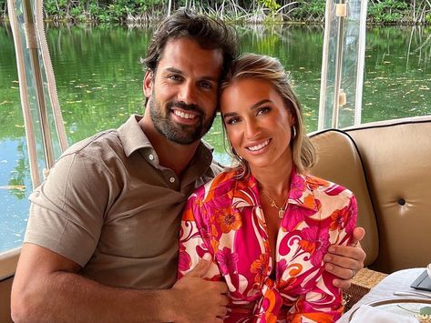 Jessie James Decker has announced she is pregnant and expecting her fourth child with husband Eric Decker. #DWTS #TheBachelor #DancingwiththeStars #AlanBersten #MariahCarey #EmilyFerguson #CarolineLunny #PetaMurgatroyd #JessieJamesDecker Jessie James Decker Ring, Jessie James Decker Style, Emily Ferguson, Jessie James Decker Beach Photos, Jessie Decker Pregnant, Jessie James Decker Pregnant, Peta Murgatroyd, Eric Decker, James Decker