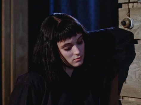 Emo Characters In Movies, Lydia Deetz Icon, Lydia Deetz Aesthetic, Halloween Icons Aesthetic, Goth Characters, Uk Icon, Beetlejuice 1988, Joan Allen, Lydia Beetlejuice