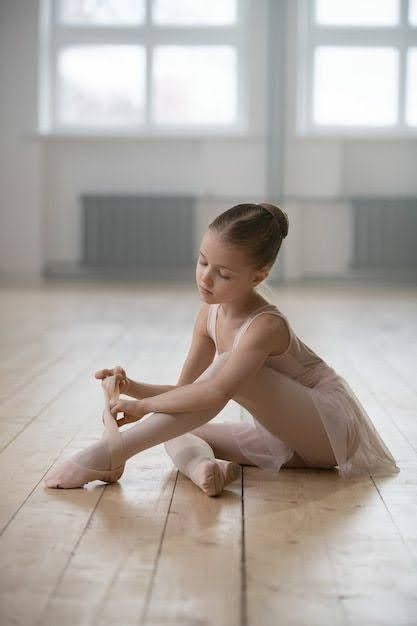 Ballet Studio Photography, Ballet Baby Girl, Young Ballerina, Ballerina Photography, Childrens Ballet, Toddler Girl Ballet, Ballerina Poses, Ballerina Kids, Dance Background