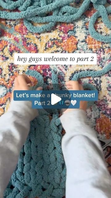 How To Connect Yarn When Knitting, Finger Knitting Blankets, Chunky Blankets, Hand Knitting Diy, Finger Crochet, Knitting Diy, Hand Knit Blanket, Color Switch, Making Stuff