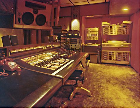 Recording Studio Aesthetic, Recording Studio Furniture, Recording Booth, Cyberpunk 2020, 70s House, Studio Build, Home Studio Setup, Vintage Hifi, Carole King