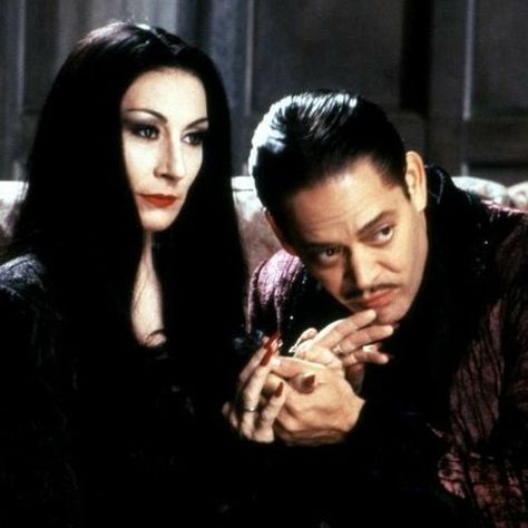 Los Addams, Morticia And Gomez Addams, Gomez Addams, Gomez And Morticia, Tim Burton Films, Morticia Addams, Adams Family, Romantic Goth, Gothic Romance